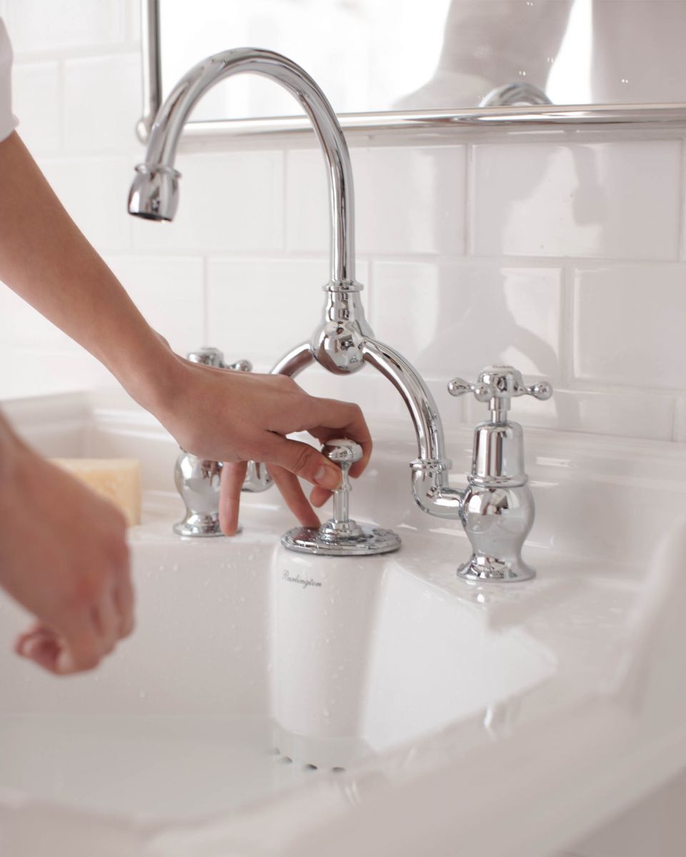 Classic Rectangle 650 Basin with Invisible Overflow & Traditional Stand