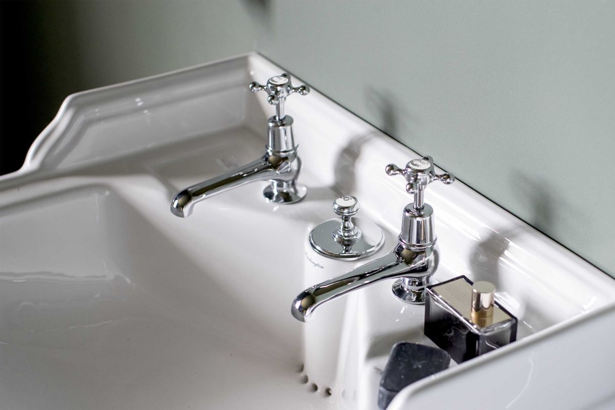 Classic Rectangle 650 Basin with Invisible Overflow & Traditional Stand