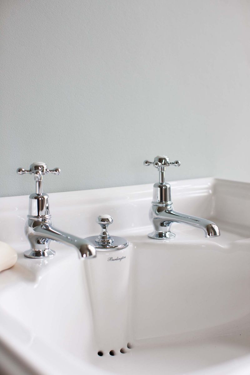 Classic Rectangle 650 Basin with Invisible Overflow & Traditional Stand