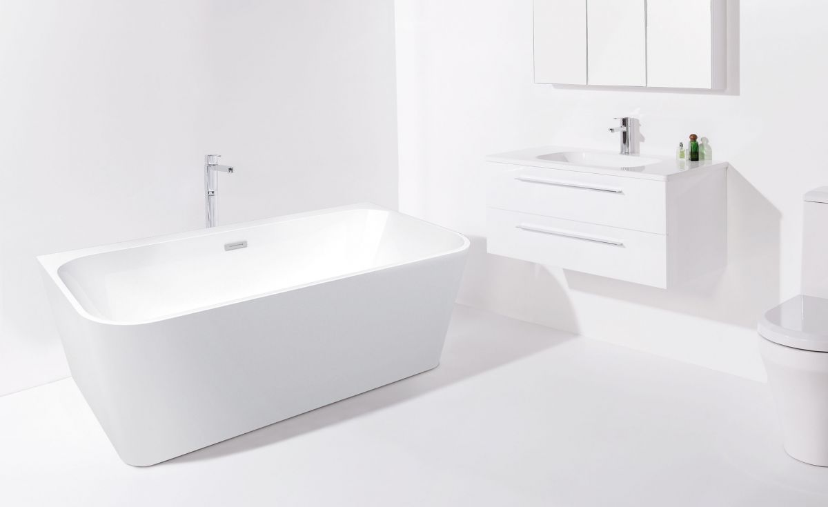 Curve Back-to-Wall Bath