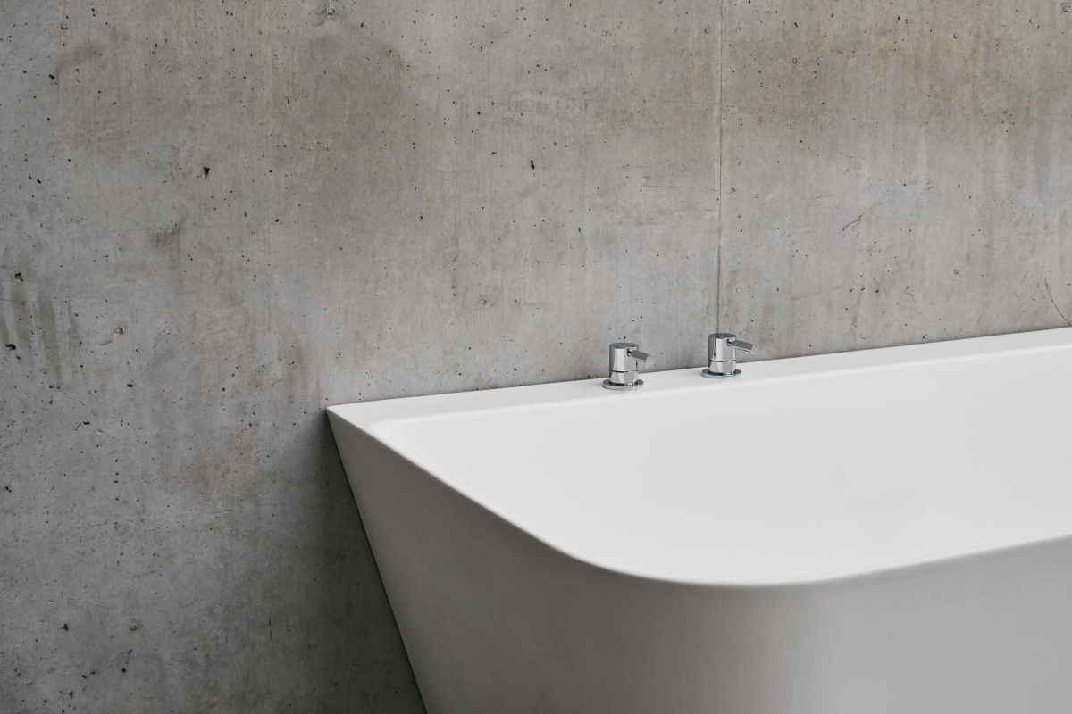 Patinato Clearstone Back-to-Wall Bath